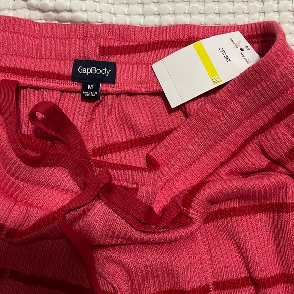 NWT- GAP- M - Picture 5 of 6